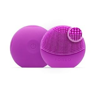 FOREO Facial Cleansing Brush in Bright Purple